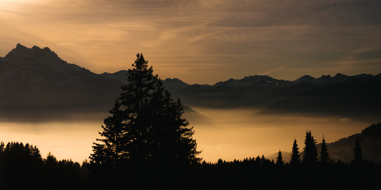 Brume matinale sur les montagnes en Suisse